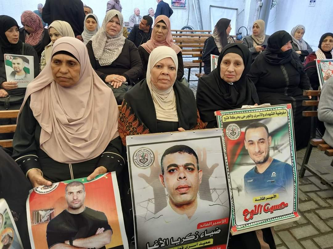 والدة الأسير ضياء تتوسط أمهات الأسرى خلال اعتصام إسنادي في غزة